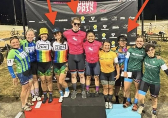 메리무어 그랑프리에서 우승한 트랜스젠더 선수들. 제나 링우드(화살표 왼쪽 첫번째, 2위), 조던 로스롭(1위), 에바 린(3위).<X(옛 트위터)캡처>